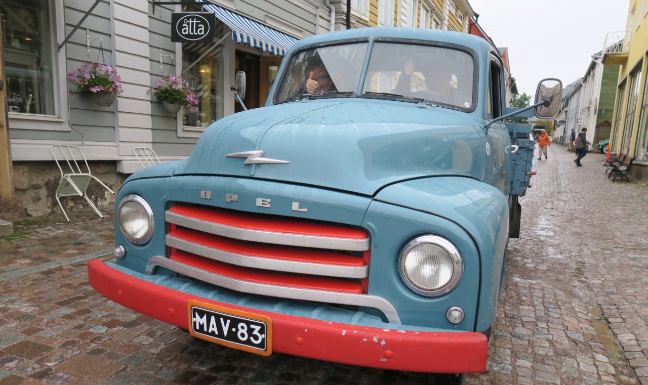 En gammal bil i gamla Borgå passade bra. 