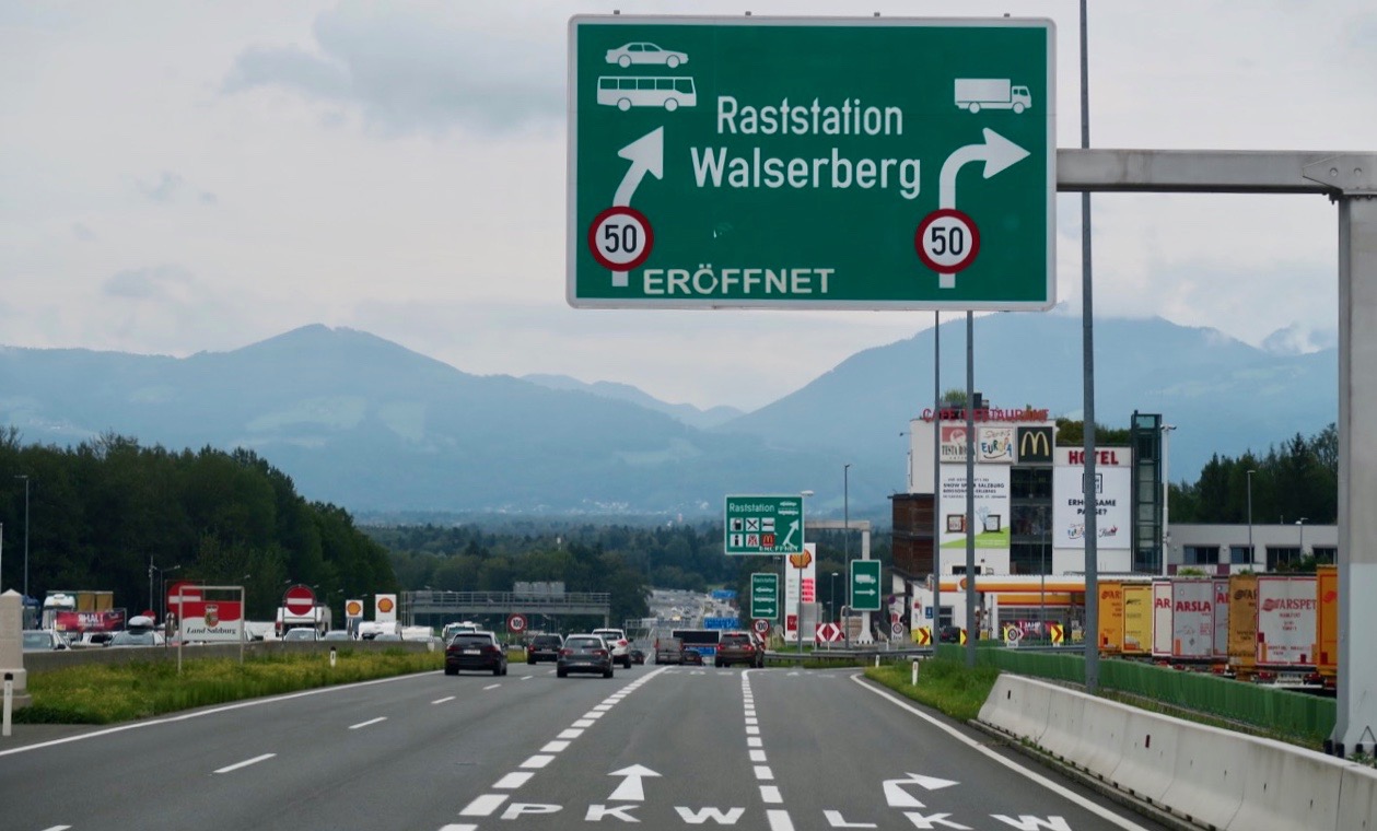 Ett par mil kvar till Salzburg. Här har vi just passerat gränsen mellan Tyskland och Österrike.