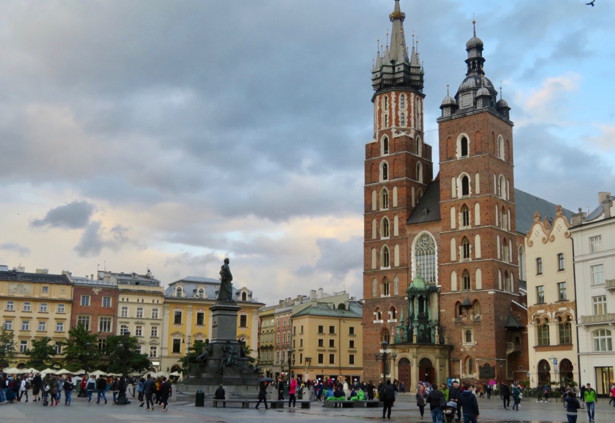 På plats i Krakows hjärta, Stora torget - Rynek Glowny. Mariakyrkan i bakgrunden.