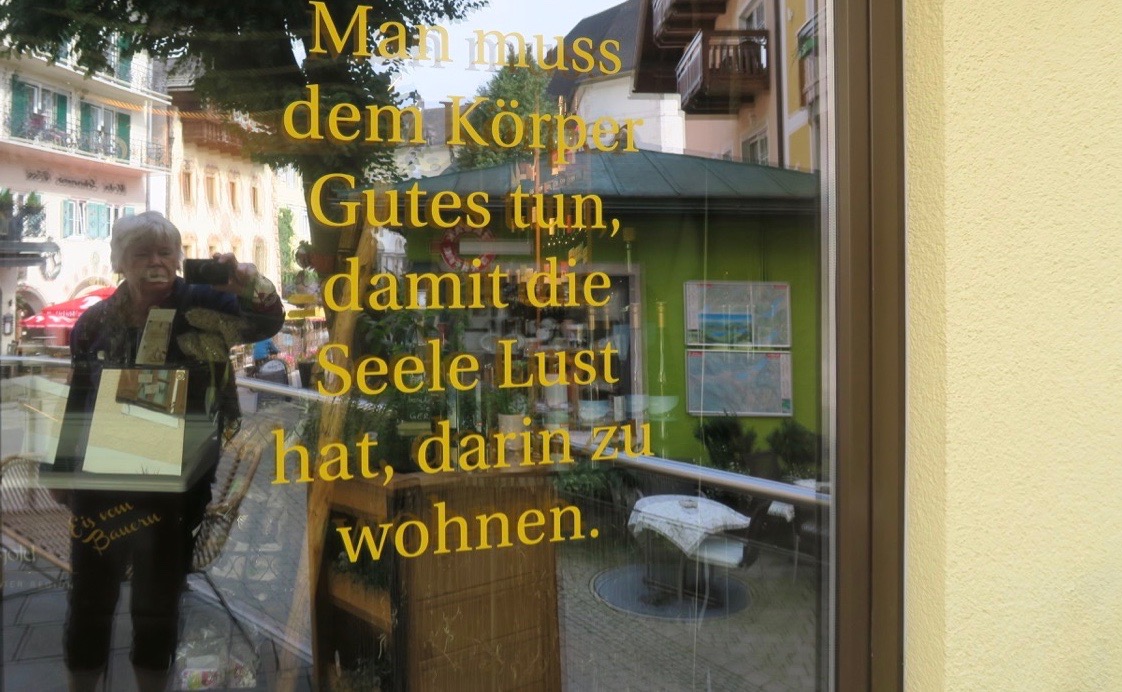 En fönsterruta ka också bli en spegel. Här i St. Wolfgang i Österrike
