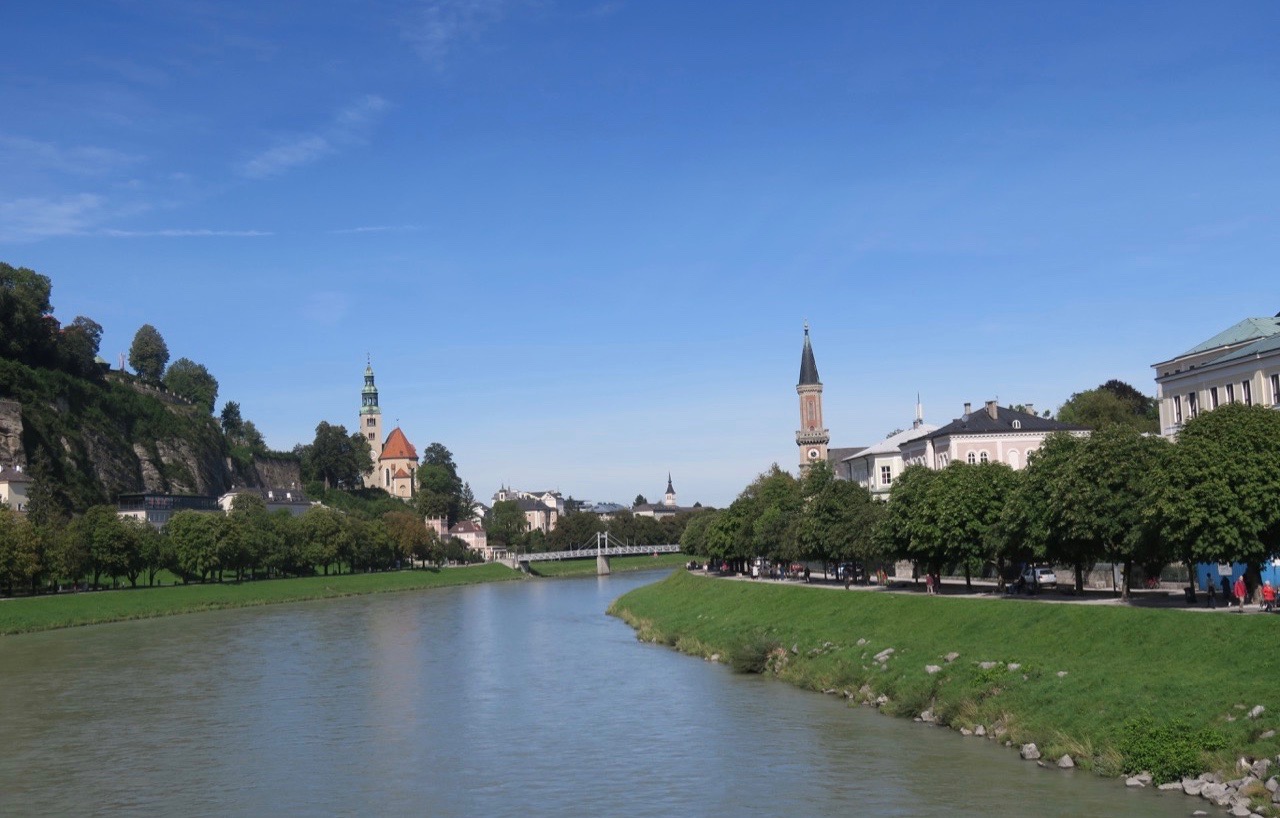 Stannar på min runda genom Salzburg till vid floden Salzach