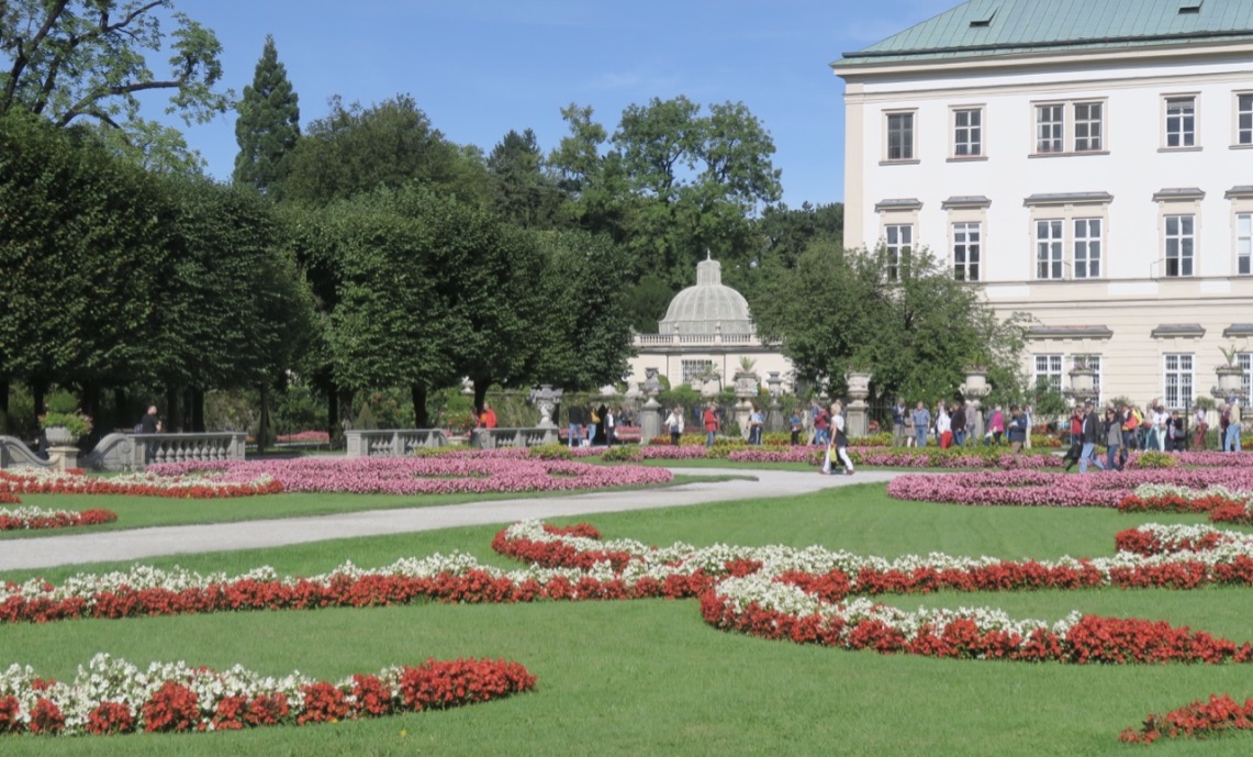 Slottet Mirabell i Salzburg. Vacker barockträdgård och vacker byggnad. 