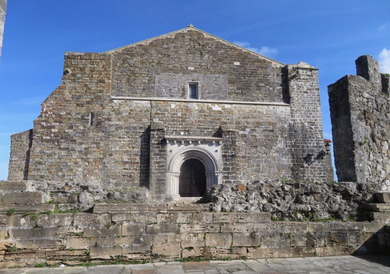Till en medeltida by i Spanien hörde förr ofta ett eller flera sjukhus. Så också här i San Vincente de lan Barquera. 