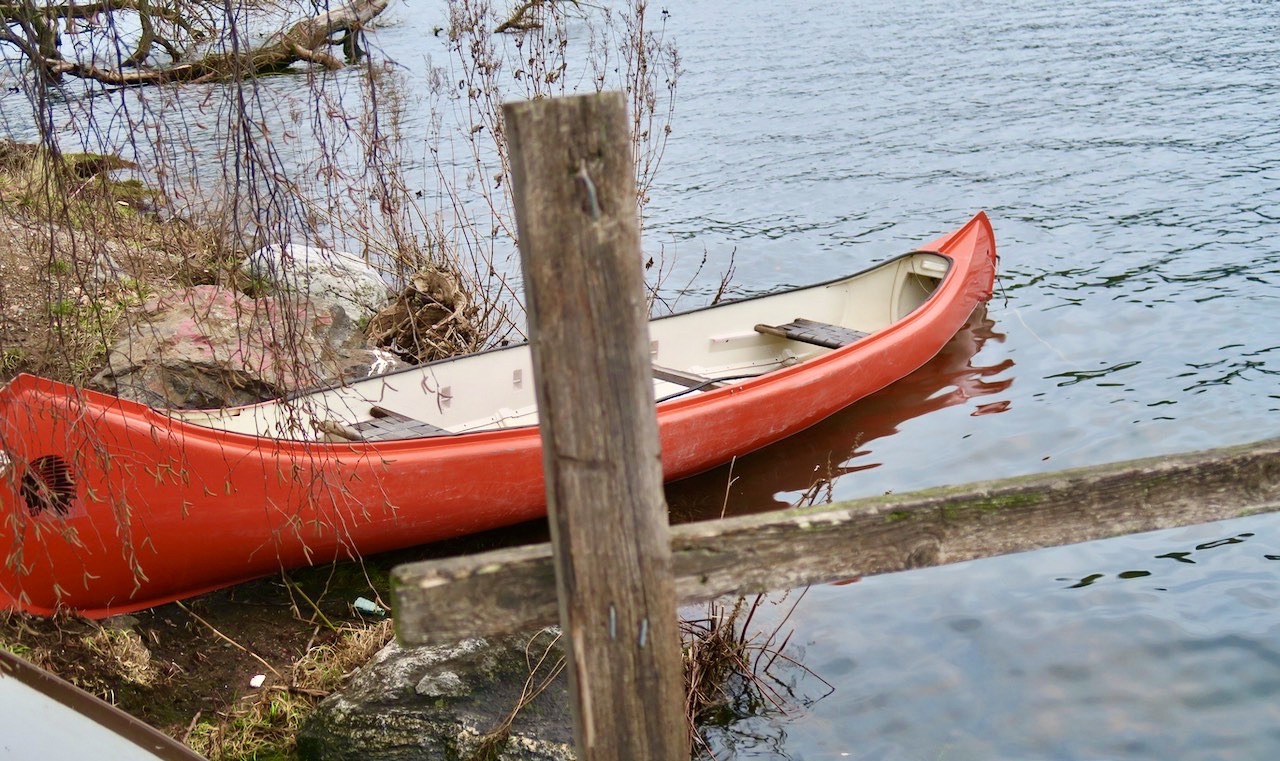 Även en kanot, halvvägs i sjön, är ett vårtecken. 
