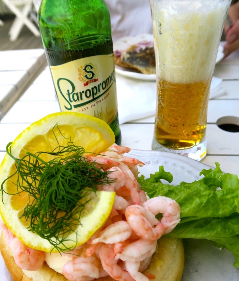 Öl med skum och en räksmörgås smakar alltid bra på Hembygdsgården i Vaxholm