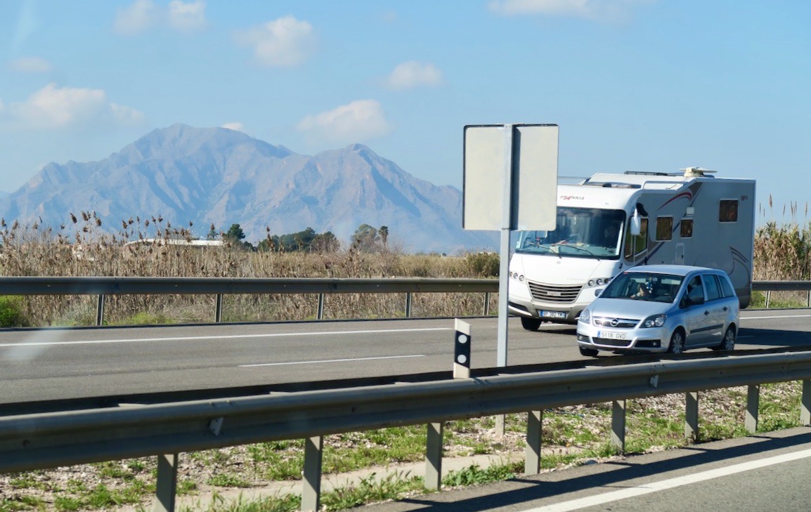 På vägen från Torrevieja mot flygplatsen i Alicante kommer vi allt närmare bergen.