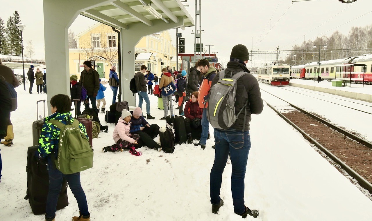 Många resenärer från Vemdalen skulle vidare med "Tåg i Bergsslagen" mot Borlänge och nytt tågbyte