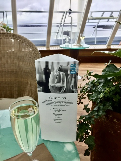 Birka Cruises,Stillsam lyx på vägen tillbaka till huvudstaden. Bubbel, korsord, en god bok och njutbar utsikt. 