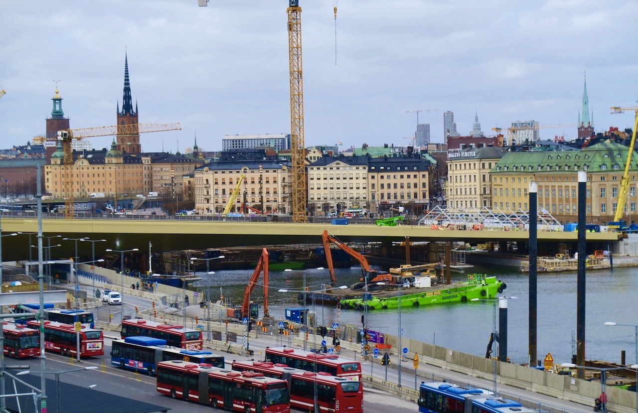 Vi från Katarinavägen över "guldbron" och Stockholm. Ser ut som om stan är en gigantisk byggarbetsplats. 