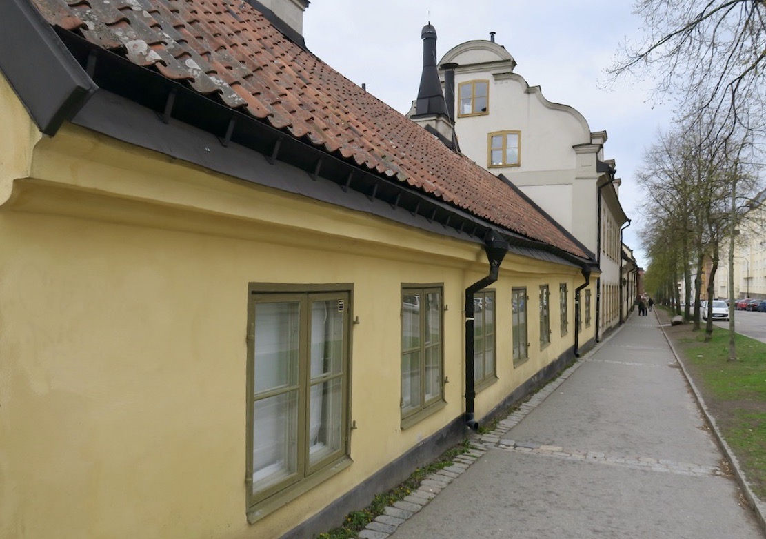 Väl bevarade gamla kvarter från 1700 och 1800-yalet finna längs Malmgårdsvägen