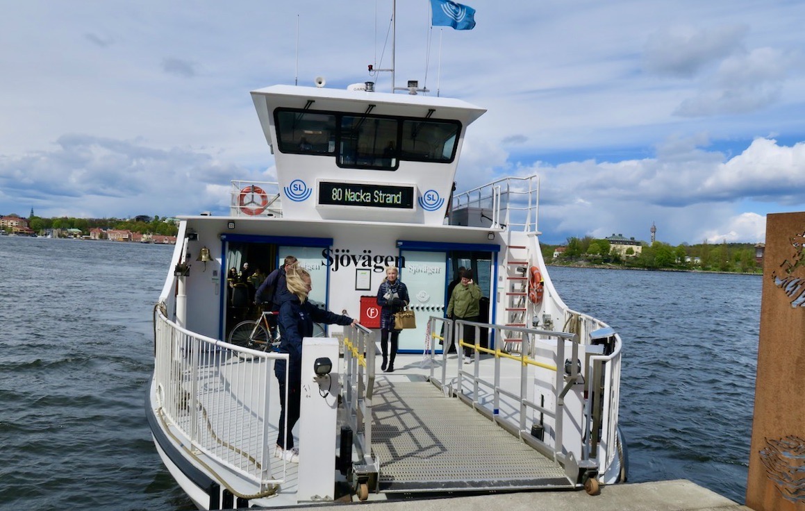 Frisk luft blev det gott om när jag tog båten, "Sjövägen" från Saltsjökvarn till Nacka strand.