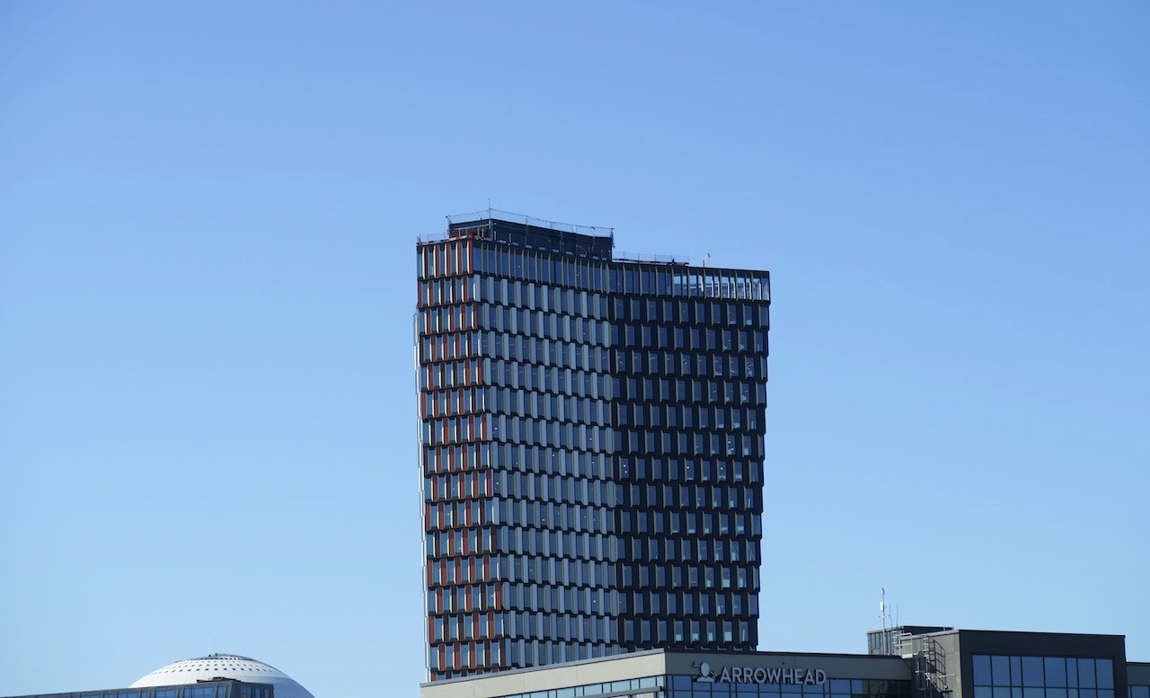 Byggnaden Stockhom New, eller Stockholm 01 som den också heter har ett spännande mönster på sina fönster