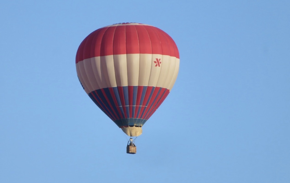 Sett i veckan.Sommarens första varmluftsballong passerade över Södermalm.