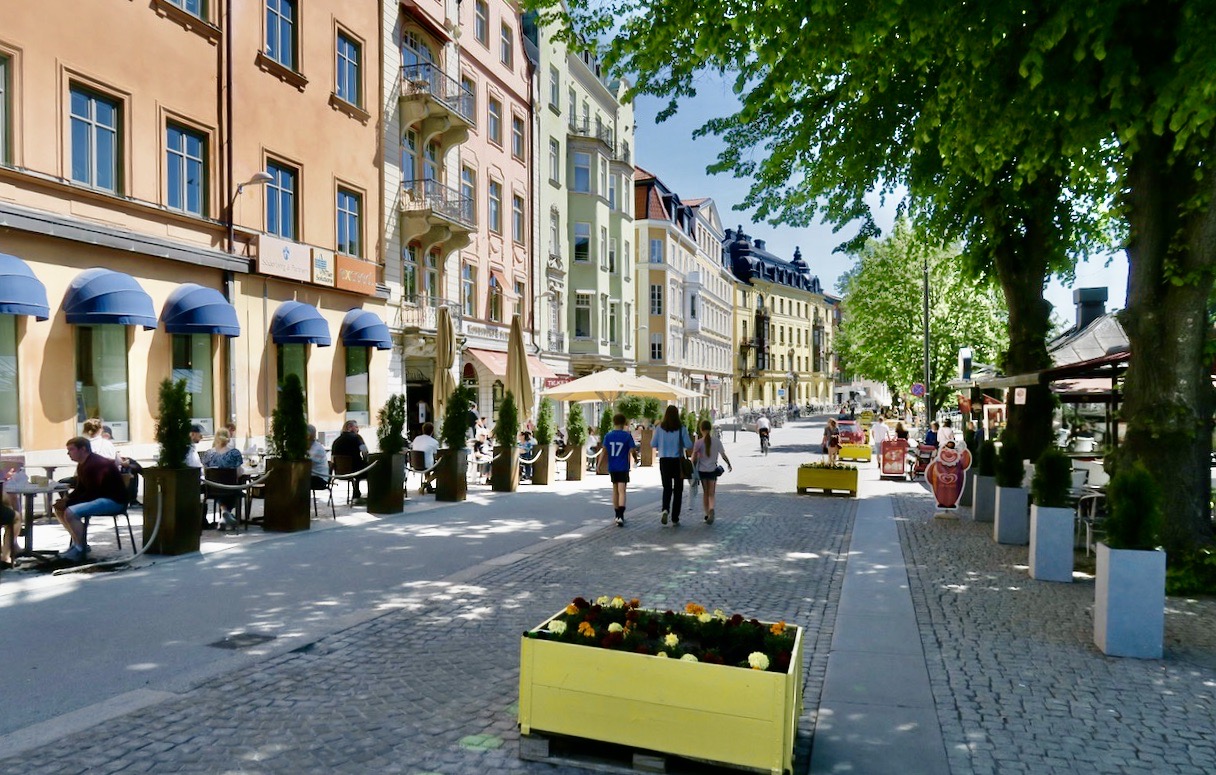 Även Uppsala har en sommargata, Östra Ågatan som sträcker sig längs Fyrisån .