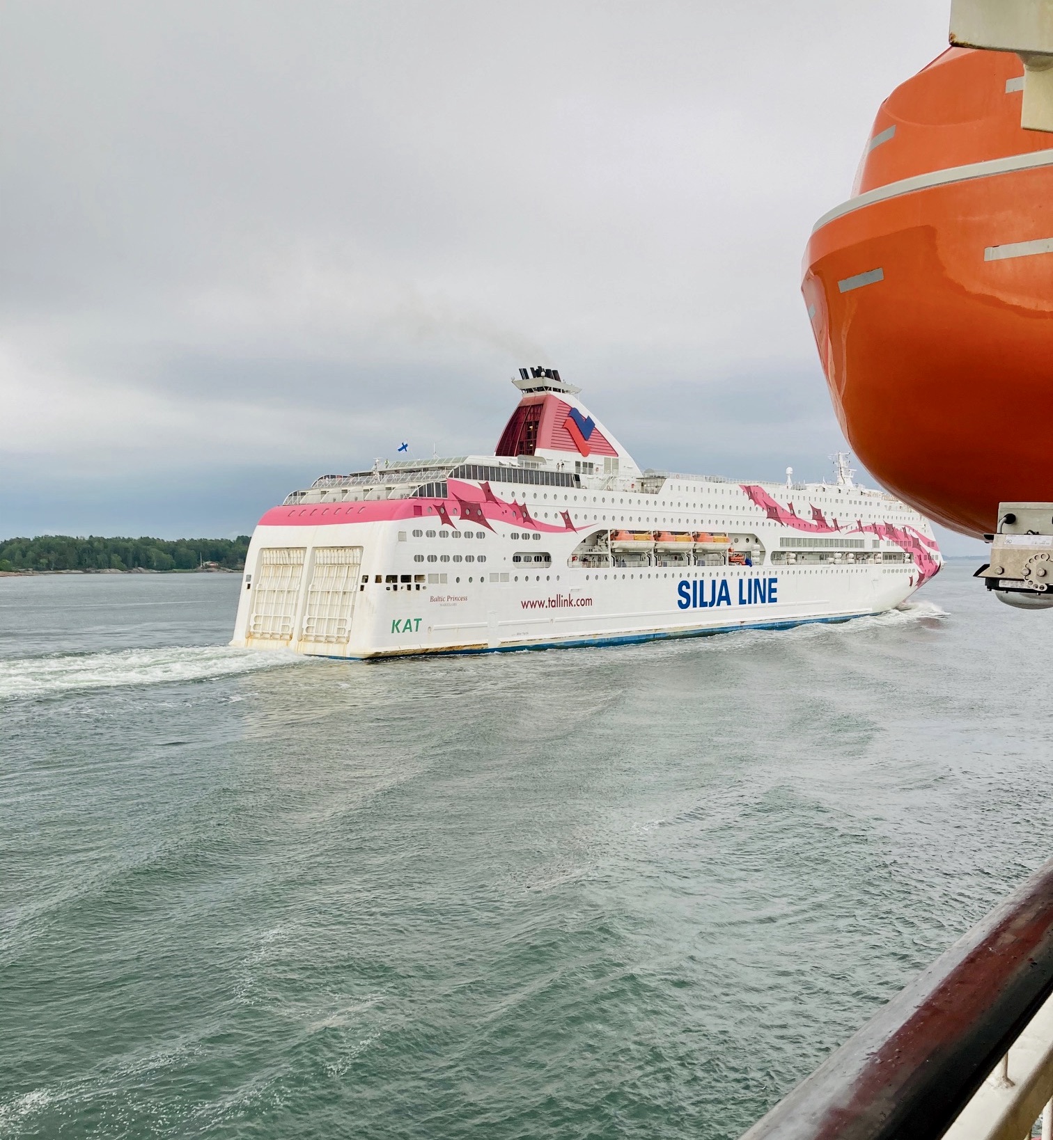 På åländskat vatten mötte vi ett annat kryssningsfartyg från Tallink - Silja. 