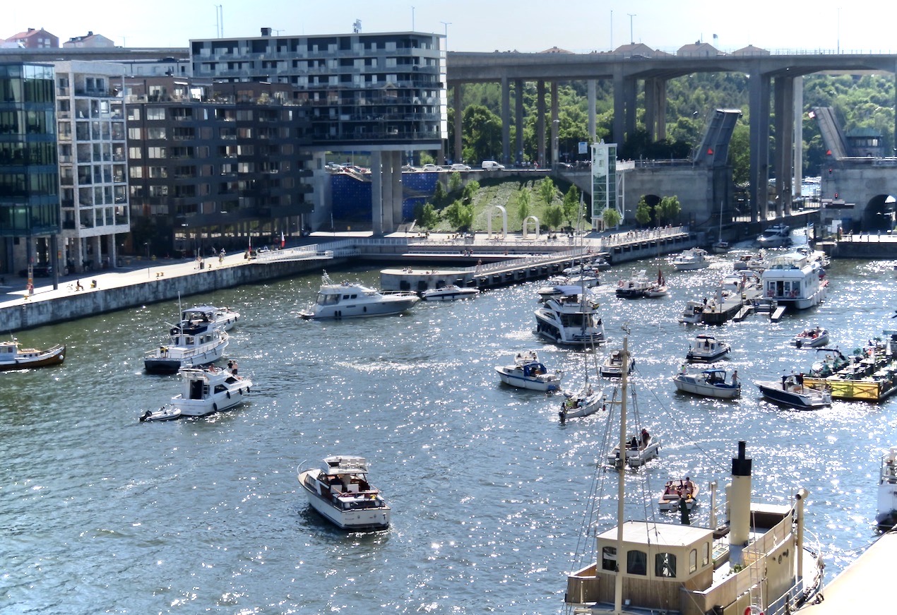 Hammarbykanalen.Intressant att se hur båtarna radar upp sig för att slussa. 