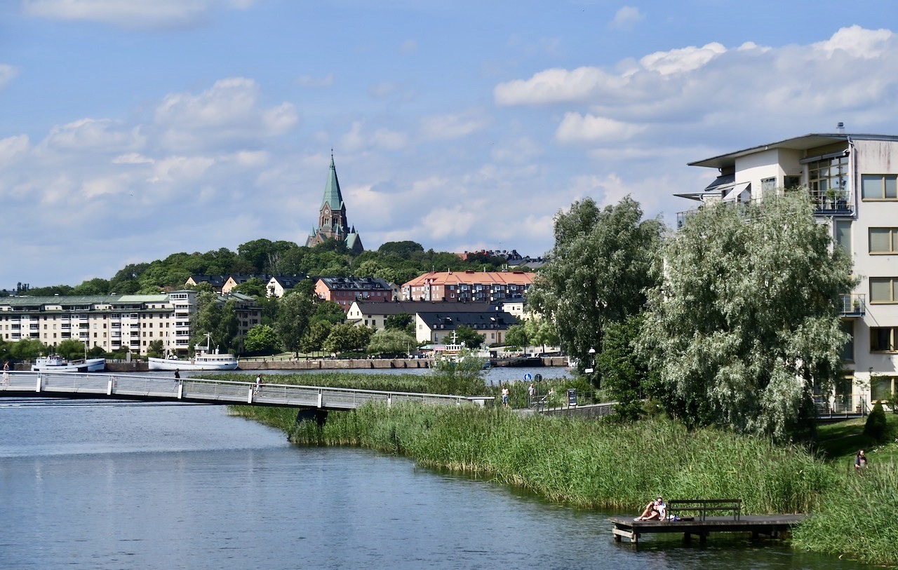 I Sjöstan ligger flera broar som man kan ta över Sickla kanal. Här Sicklauddsbron. Södemalm skymtar i bakgrunden. 