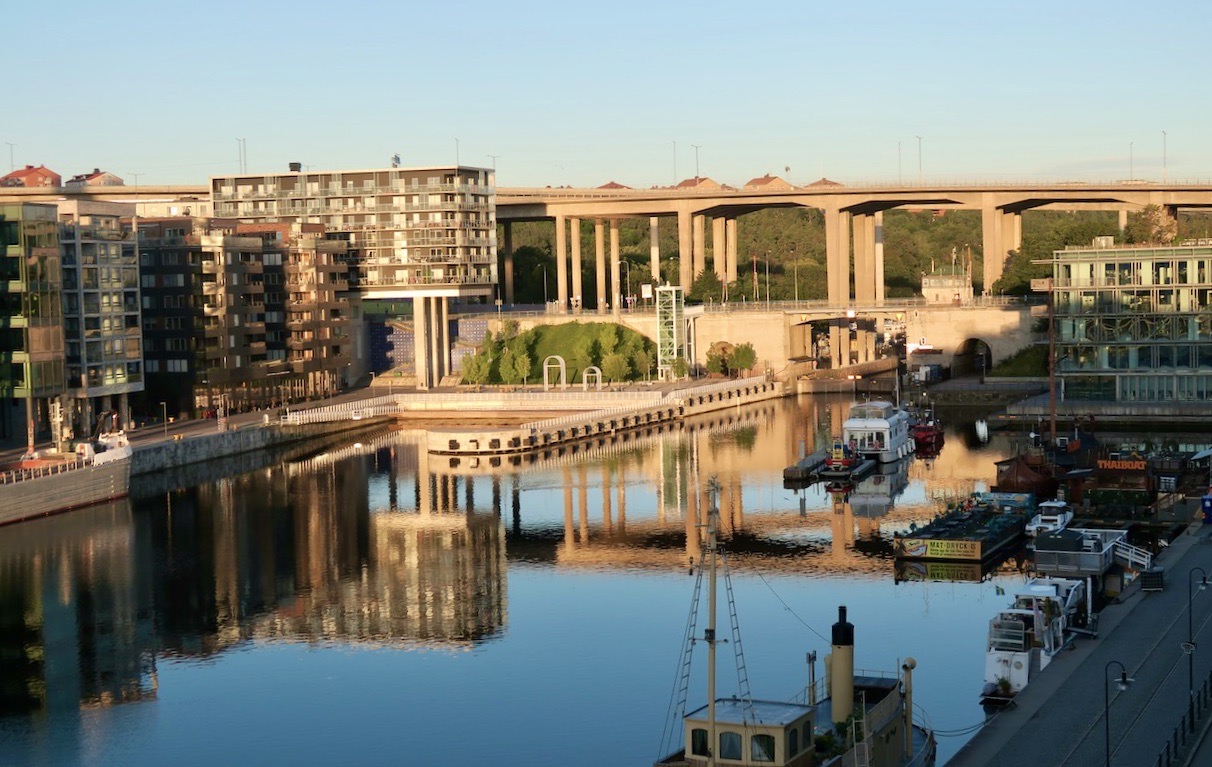 Stockholm. Södermalm. Hammarbykanalen. Området är en blandning av nytt och gammalt. 