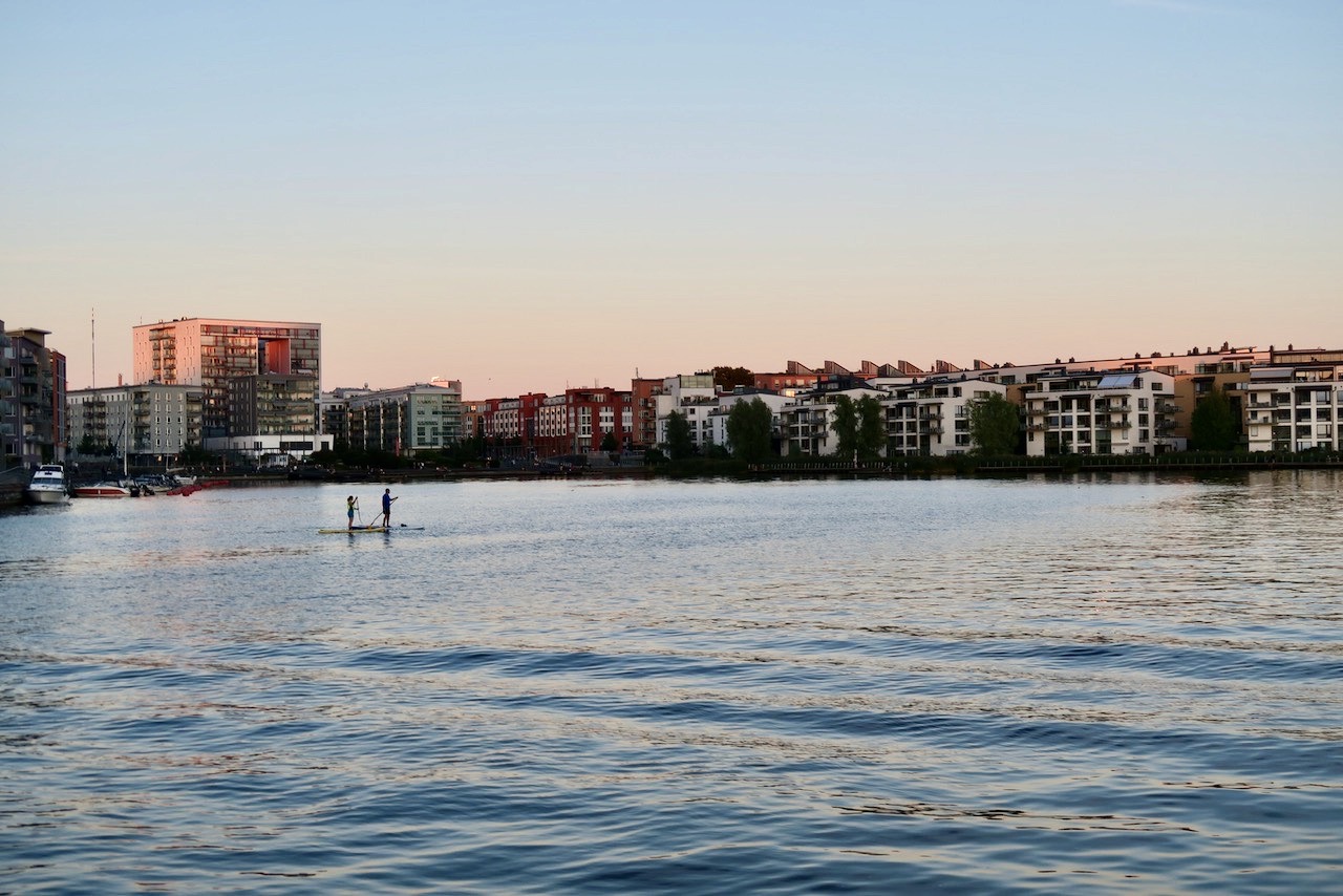 Hammarby sjö. Södermalm. Och den strålande kvällen höll sig kvar. 