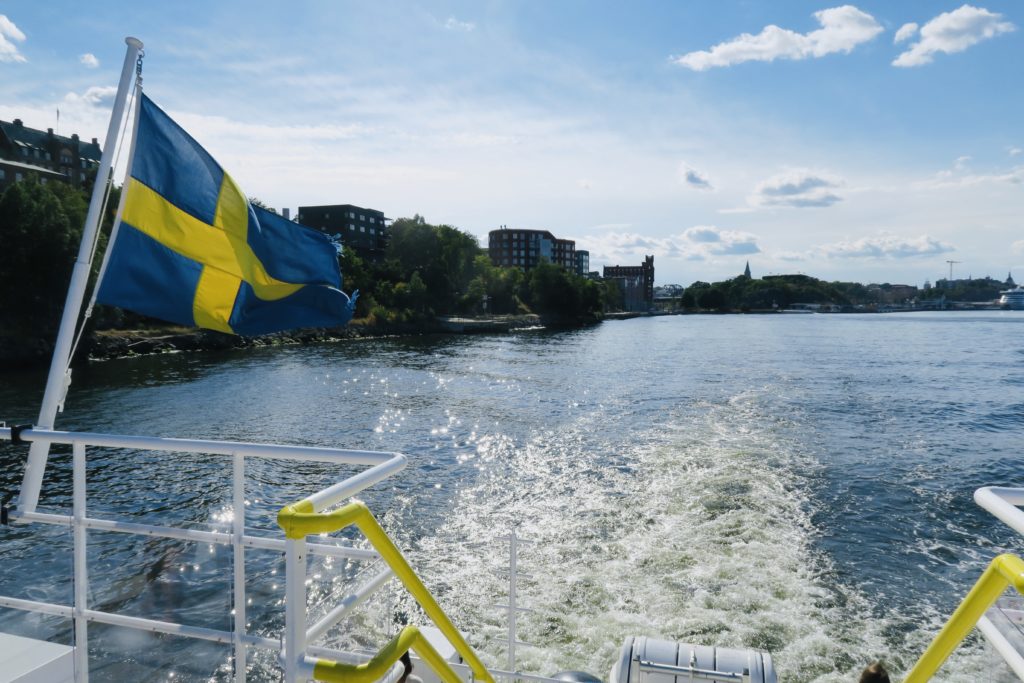 Stockholm. Saltsjökvarn. Vi har klivit på pendelbåten och är på väg mot Lidingö där nya upplevelser väntar. 