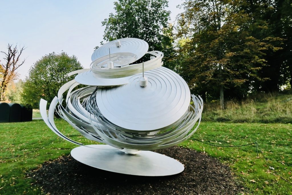 Kungliga Djurgården. Skulptur av Alice Aycock. "Untitled Cyklone". Och visst är det virvlar i rörelse-