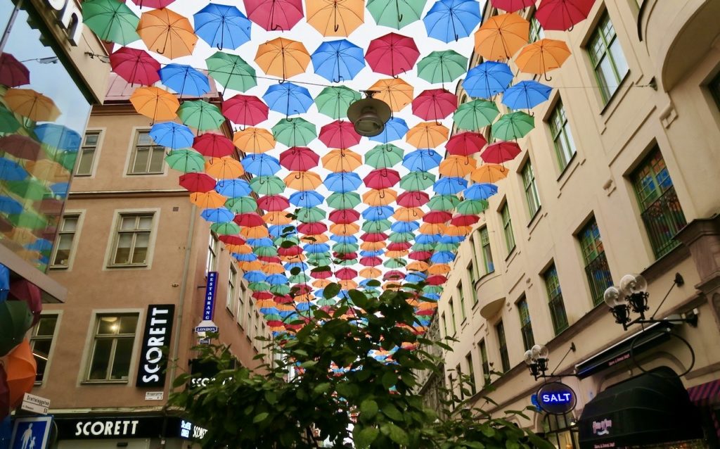 "The Storckholm. The Umbrella Project" en färgglad paraplyhimmel på en bit av Drottninggatan. Här förenas nytta med nöje. 