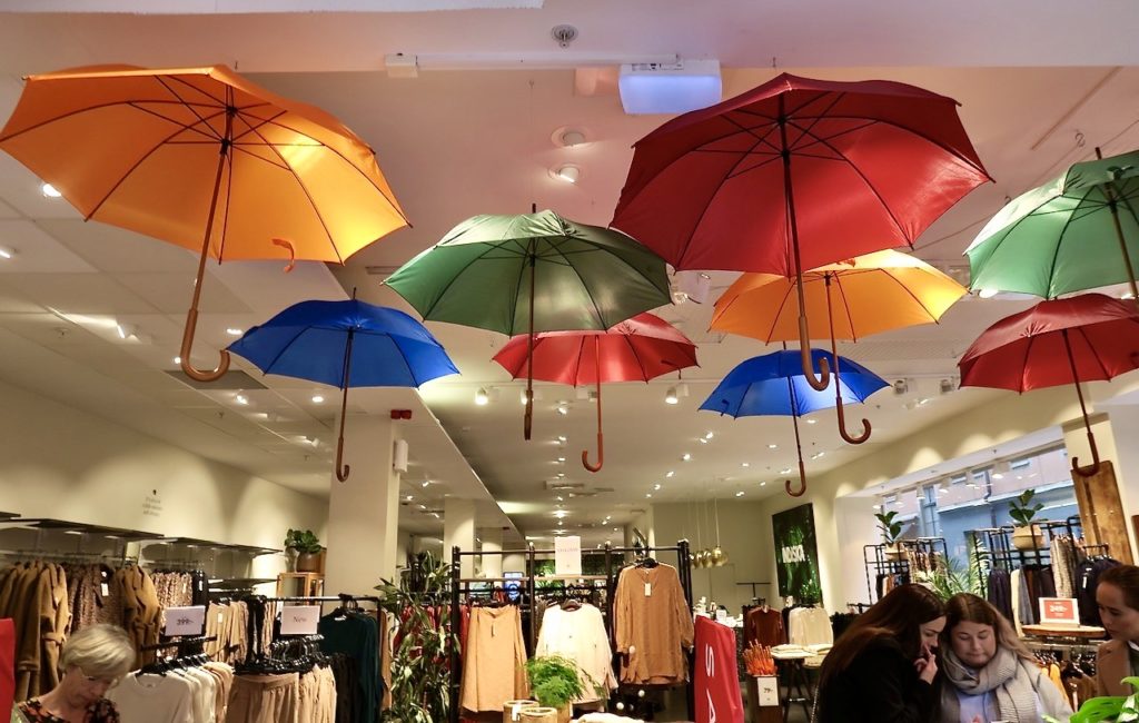 Stockholm. Indiska Drottninggatan. The Umbrella project. Kanske inköp av ett nytt färgglatt paraply för att möta ev. regn i oktober. 