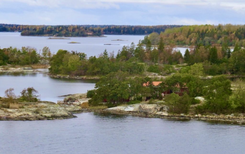 Stockholms norra skärgård. Kapellskär. Här kommer öar med viss känsla av höstskärgård. 