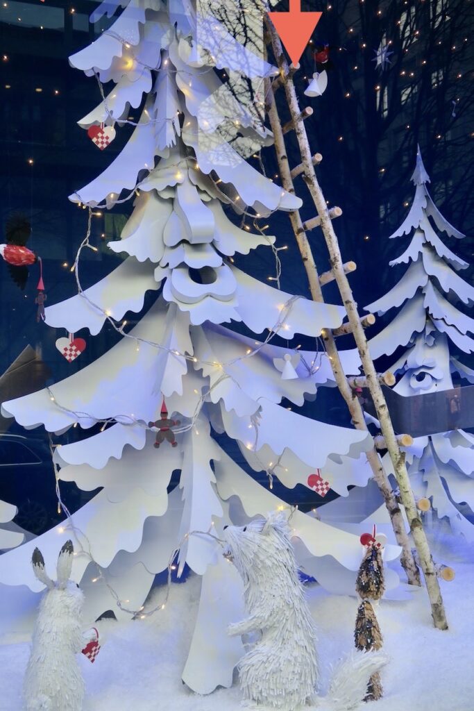 Stockholm. NK. Julskyltning. Granen här i temat Vintersaga är tillverkad av överblivna presentförpackningar. 