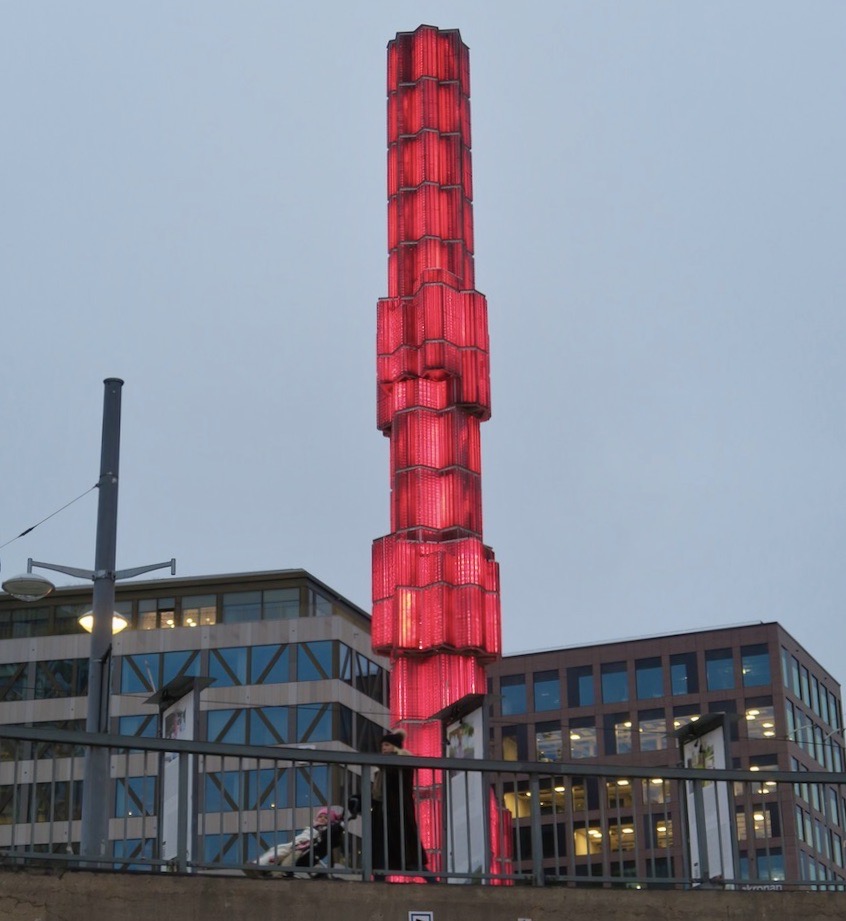 Stockholm. Stad i ljus denna adventssöndag och glaspelaren vi Sergels torg är denna dag iklädd rött. 