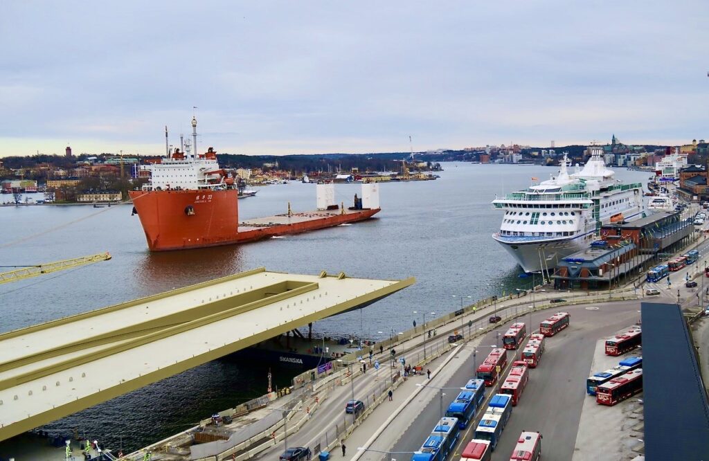 Stockholm. Guldbron/Slussbron anländer till Stockholm- Så året 2020 har inneburit en bättre framkomlighet i Slussenområdet. 