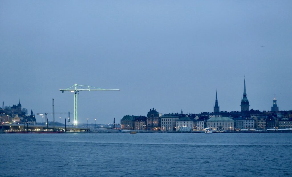 Stockholm. På väg med båt till City den 9:de december. Slussen, Skeppsbron och Gamla stan