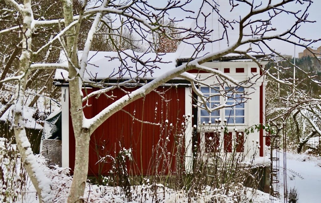 Stockholm. Södermalm. Mer historia än vad man kan tro finns i denna röda stuga i ERiksdalslundens koloniområde. Den är ritat av en av Sveriges främsta arkitekter i början av 1900-talet; Ferdinand Boberg. 