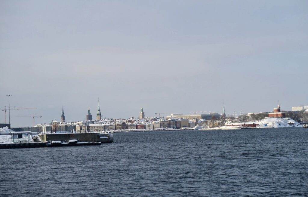 Stockholm. Saltsjökvarn. I väntan på båten mot Djurgården blickar jag in mot Gamla stan och andra delar av huvudstaden