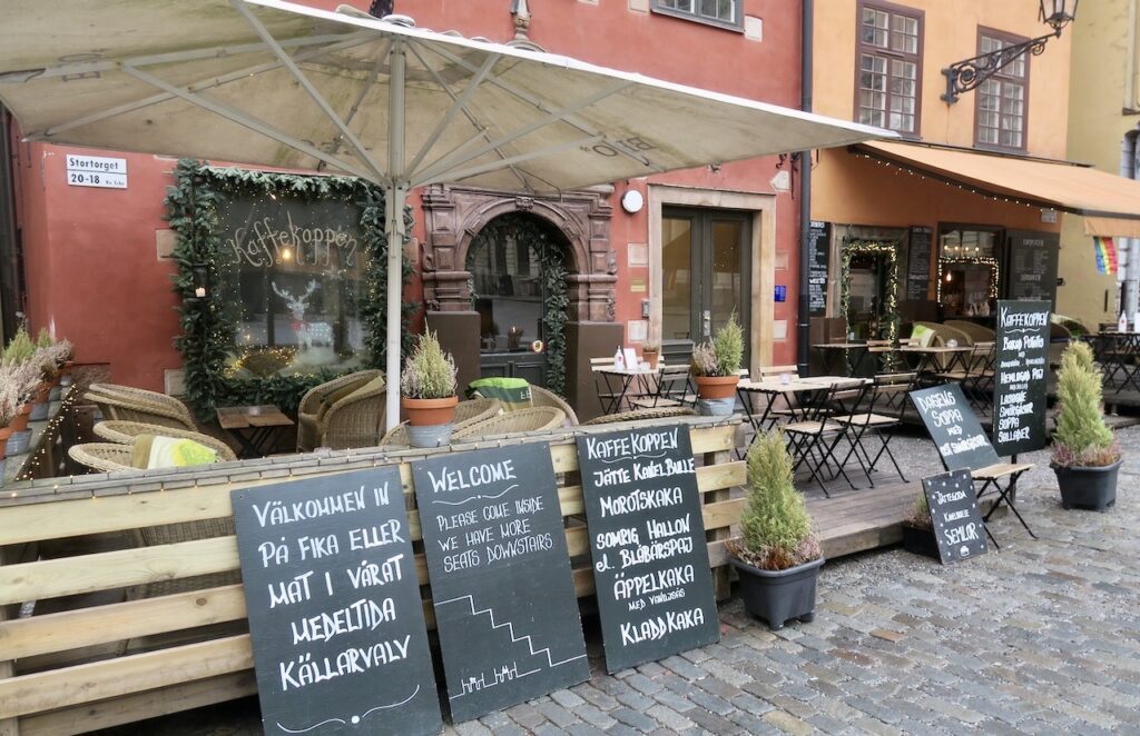 Stockholm. Gamla stan. På restaurang/café Kaffekoppenblir man genom tydliga skyltar upplyst om vad som kan erbjudas. 