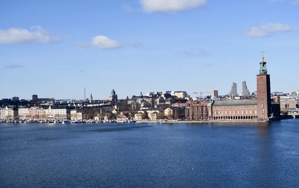 Stockholm. Södermalm. Vi rör oss västerut här uppe på höjden vid Monteliusvägen och ser Kungsholmen och Stadshuset på andra sidan Riddarfjärden. på andra sidan 