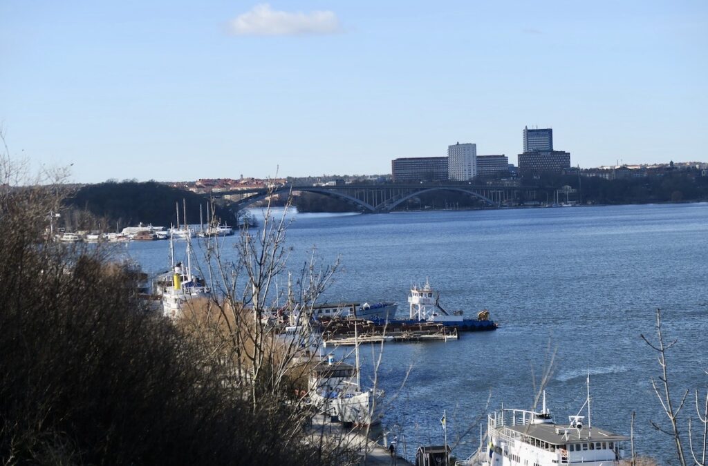Stockholm. Södermalm. Vi rör oss fortfarande på höjden uppe på Montelisuvägen- Västerbron och Mariebergsområdet skymtar i bakgrunden. 
