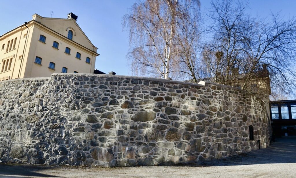 Stockholm Långholmen. Fängelsemurarna finns kvar. 