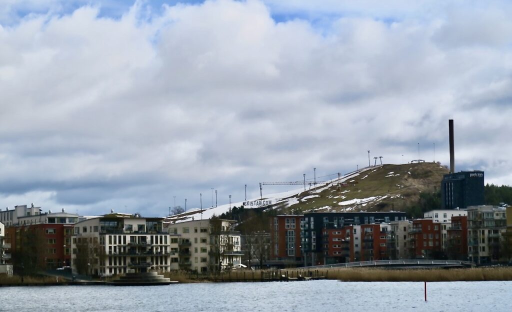 Stockholm. Hammarby sjöstad. Hammarbybacken. Milt sagt skiftande väder. Här med några få blå inslag. 