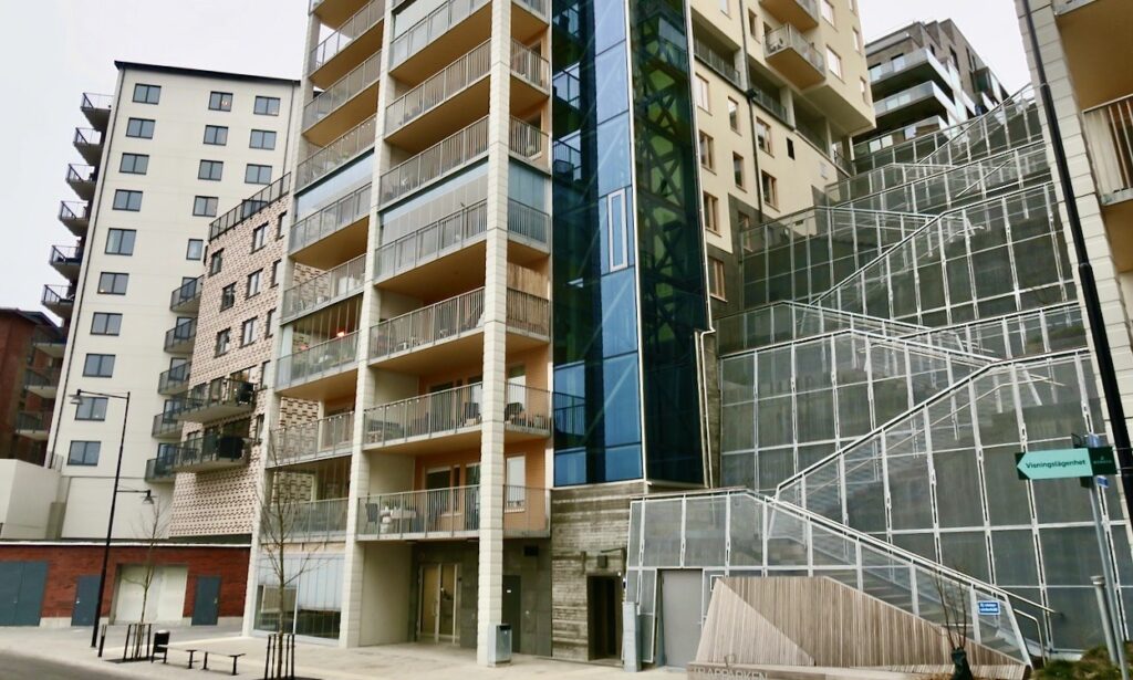 Stockholm. Nacka. Nybyggda hus vid Tollare kaj. Hiss eller trappor leder upp. 