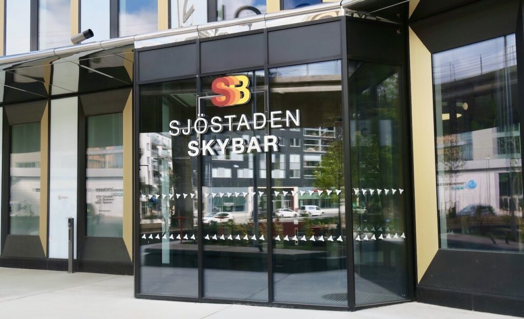 Stockholm. Hammarby sjöstad. Entrén till Sjöstaden Skybar. 
