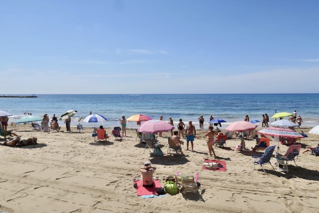 I Torrevieja är tillgången på stränder stor. Här Playa del Cura inne i centrum. 