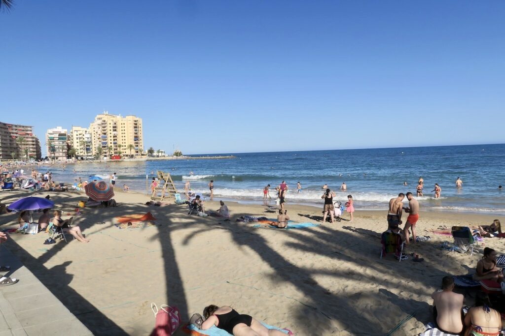 Midsommarafton var det för oss i Torrevieja. Men spanjorerna har firat sin och många var denna fredag kväll kvar på stranden Playa del Cura. 