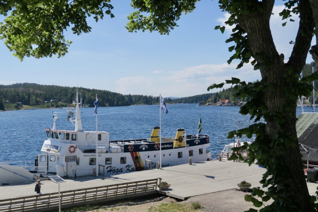 Höga kusten. Här i Ulvöhamn, på norra Ulvön, lägger turistbåtarna till. 