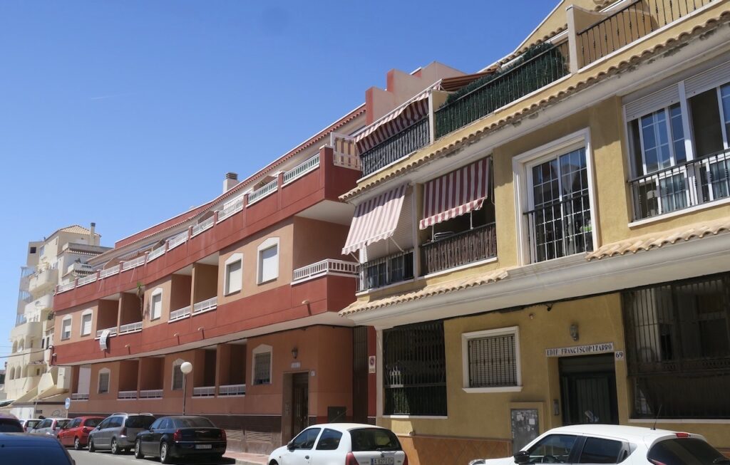 I Torrevieja ser flrefamiljshusen ut på olika sätt. Lägre hus och högre blandas med radhus och villor. 