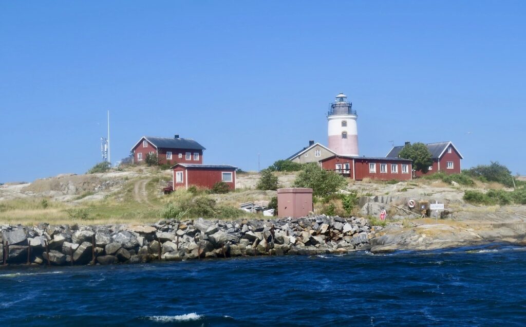 Ön Torskär i yttersta avsbandet och granne med Ålands hav ligger fyrplatsen Söderarm