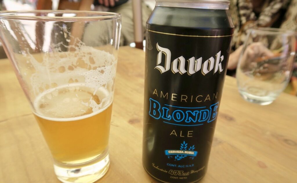 Uruguay. Montevideo. Intressant att dricka ölet "Davok American Blonde" som ärett lokalt öl. 
