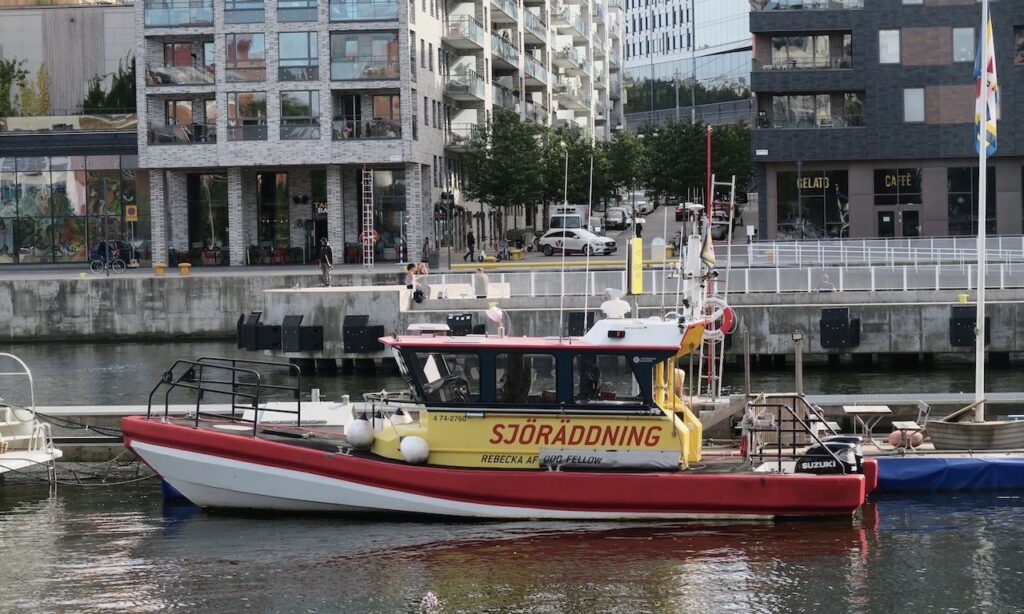 Stockholm. Södermalm. Hammarbyslussen. Här finns en sjöräddningsstation där man ofta får rycka ut för att hjälpa de som på sjön råkat ut öfr olyckor. 