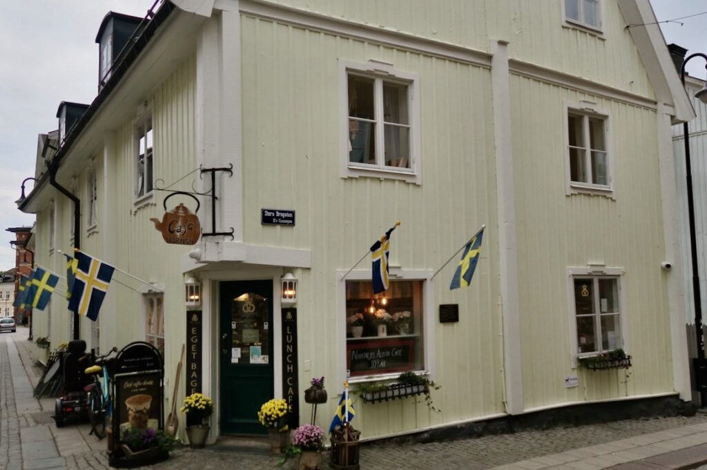 Café Hörnan i Norrtälje rekommenderas. 