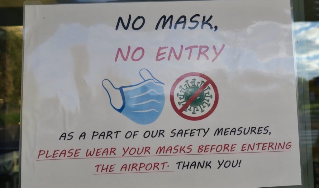 Västerås flygplats. Tydligt vad som gällde. En vakt såg till att stoppa de som inte bar ansiktsmask. 